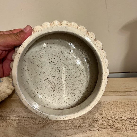 Beautiful scalloped decore dish with floral painted lid - Picture 6 of 8